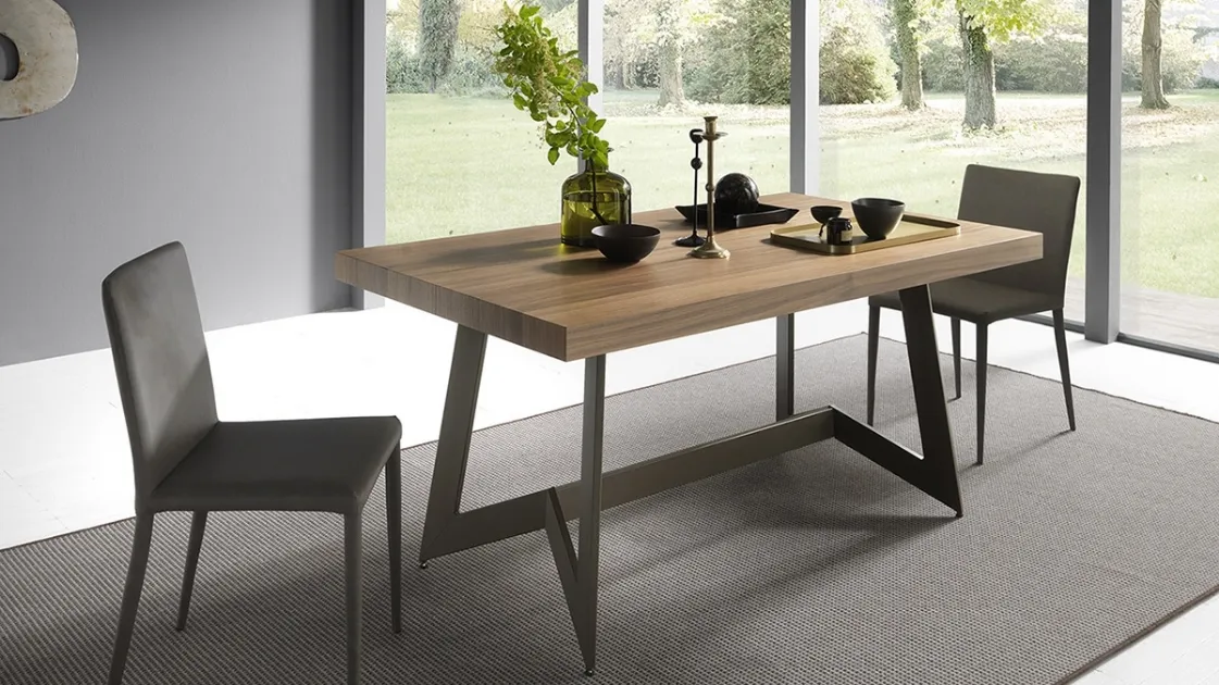 Extendable table with Sipario wooden top from Altacom.