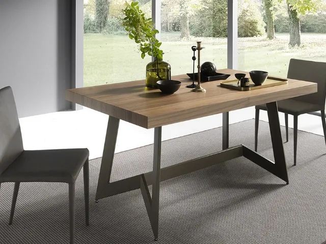 Extendable table with Sipario wooden top from Altacom.