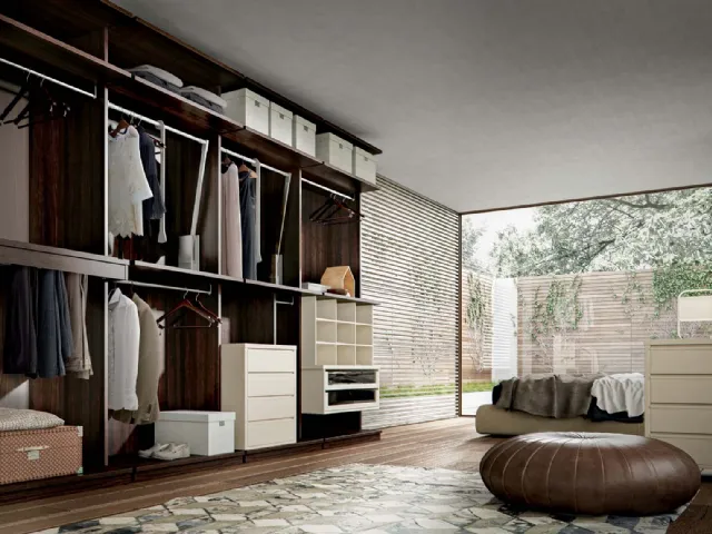 Walk-in closet Wall Domino 36 in smoked oak and matte Sahara lacquer by Veneran.