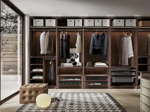 Walk-in closet Wall Domino 58 in oak and lacquered by Veneran.