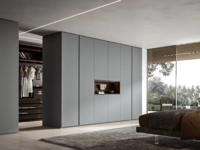Wardrobe with smooth swing doors lacquered in Veneran Smoke.
