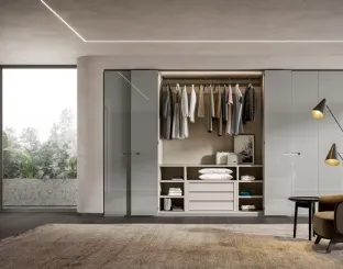 Wardrobe with synchronized folding doors in glossy lacquered Ash by Veneran.