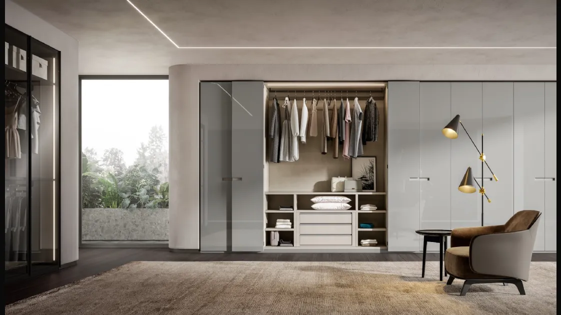 Wardrobe with synchronized folding doors in glossy lacquered Ash by Veneran.