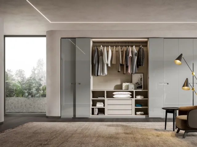 Wardrobe with synchronized folding doors in glossy lacquered Ash by Veneran.