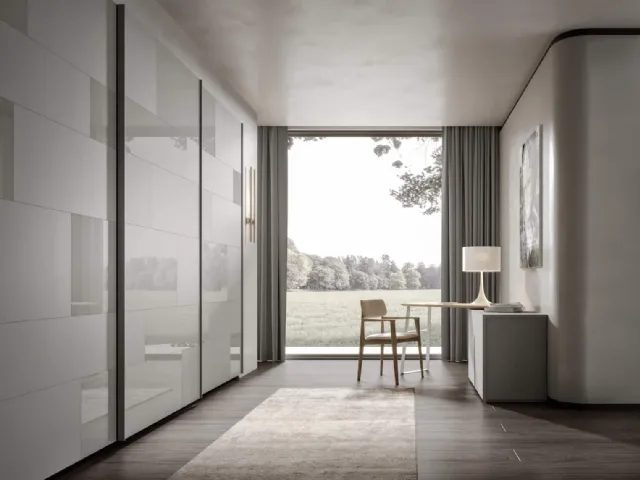 Wardrobe with sliding doors Strip Lacquered by Veneran.