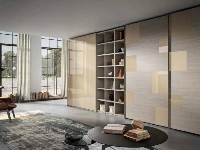 Wardrobe with Strip sliding doors in ash oak, glossy hazelnut glass, and glossy hazelnut lacquer by Veneran.