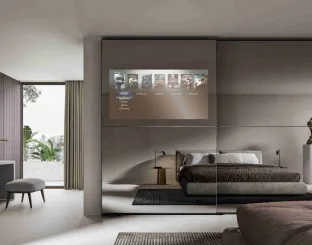 Visual wardrobe with sliding mirrored doors with TV by Veneran.