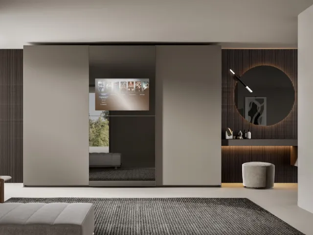 Wardrobe with sliding doors in matte lacquer and mirrored with Veneran's Visual TV.