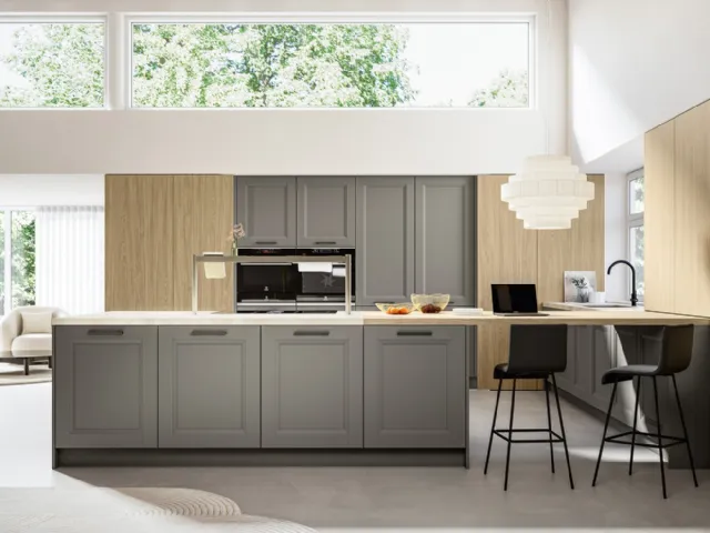 Classic Kitchen in open-pore lacquered finish with Gioiosa island by Arredo3