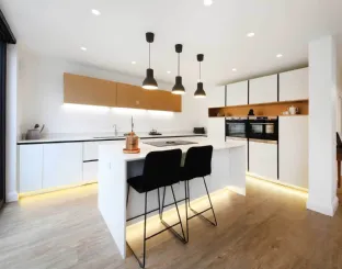 Modern Kitchen with All-Around Island D20 White and Brass by Doimo Cucine