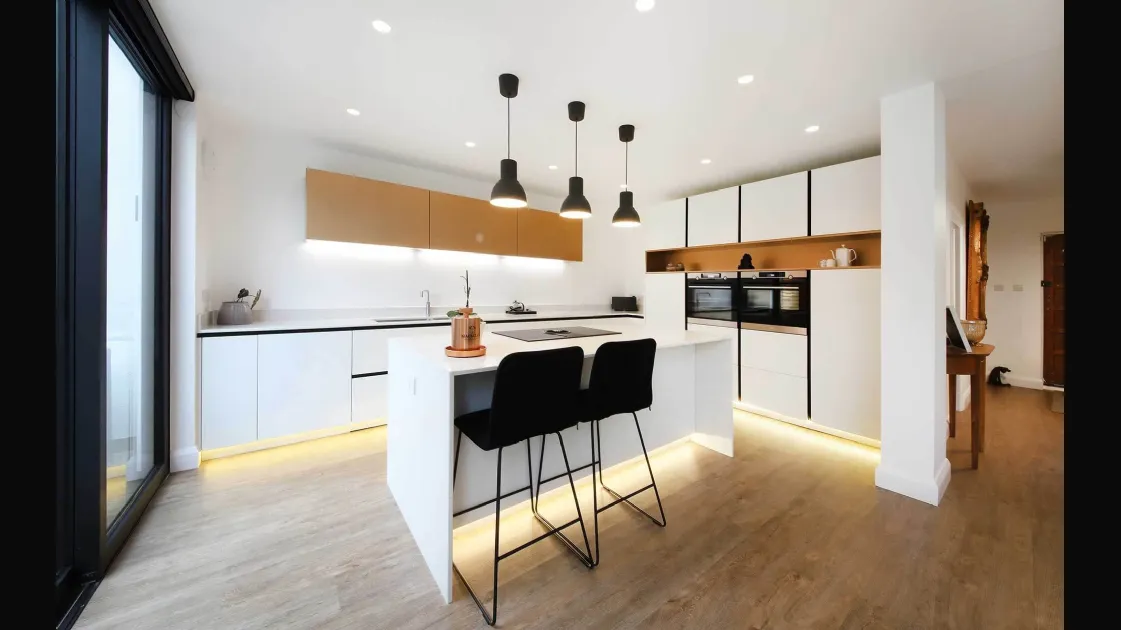 Modern Kitchen with All-Around Island D20 White and Brass by Doimo Cucine