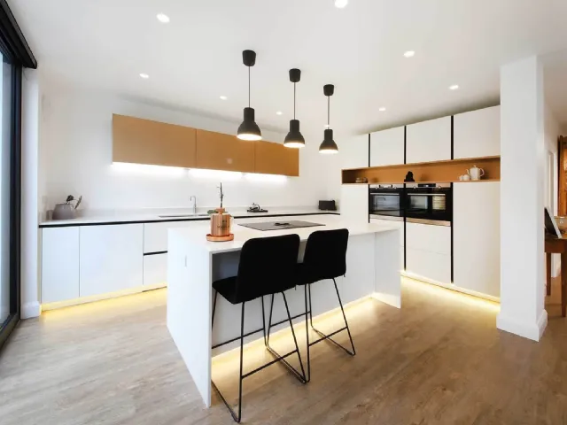 Modern Kitchen with All-Around Island D20 White and Brass by Doimo Cucine