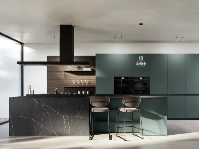Modern Kitchen with Kalì 09 island in pet and laminated by Arredo3