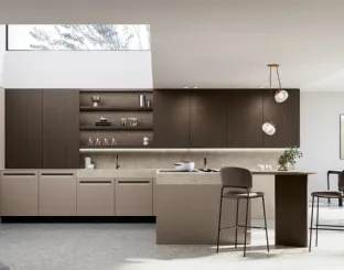 Modern kitchen with Tekna 02 island in pet and walnut by Arredo3.