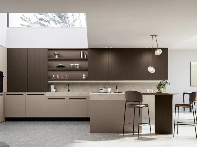 Modern kitchen with Tekna 02 island in pet and walnut by Arredo3.