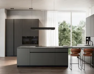 Modern kitchen with Time 02 peninsula in metallic lacquer and wood by Arredo3.