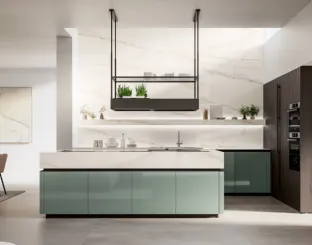 Modern kitchen with Time 04 island in glossy lacquer and ebony oak by Arredo3.